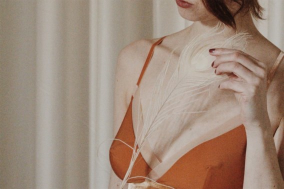 Belgische lingerieontwerpster presenteert zelf nieuwste collectie, vanuit haar slaapkamer 
