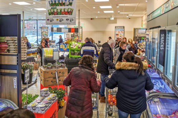 Vakbonden willen supermarkten vroeger sluiten en dreigen met acties: 'Personeel is moreel en fysiek uitgeput'