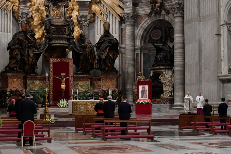 Paus roept in lege Sint-Pietersbasiliek op om ‘niet toe te geven aan angst’