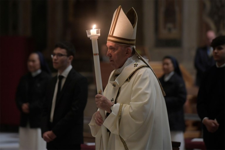 Paus roept in lege Sint-Pietersbasiliek op om ‘niet toe te geven aan angst’