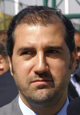 Rijkste man van Syrië valt president Assad openlijk aan