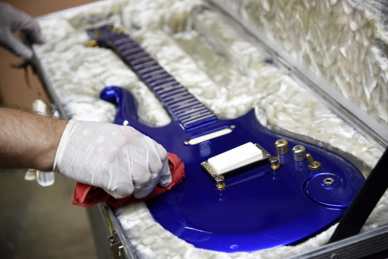 Gitaren van Kurt Cobain en Prince te koop in spectaculaire veiling