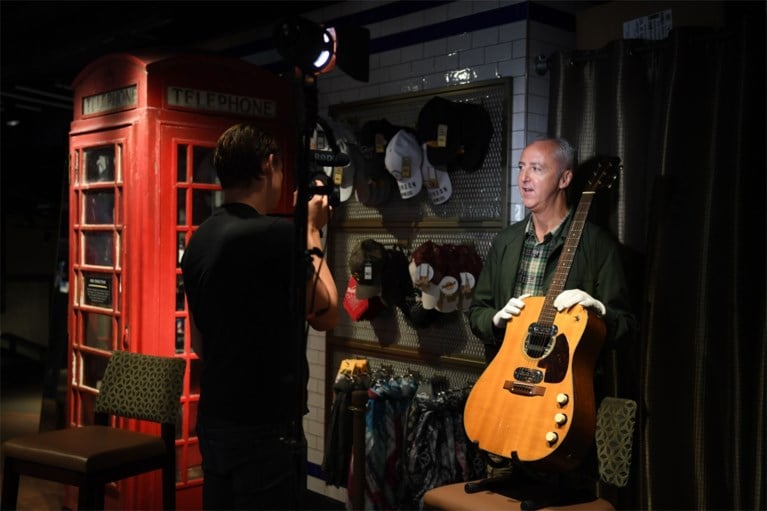 Gitaren van Kurt Cobain en Prince te koop in spectaculaire veiling