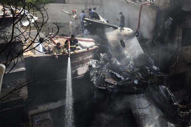 Man die vliegtuigcrash in Pakistan overleefde: ‘Ik zag alleen maar rook en vuur’