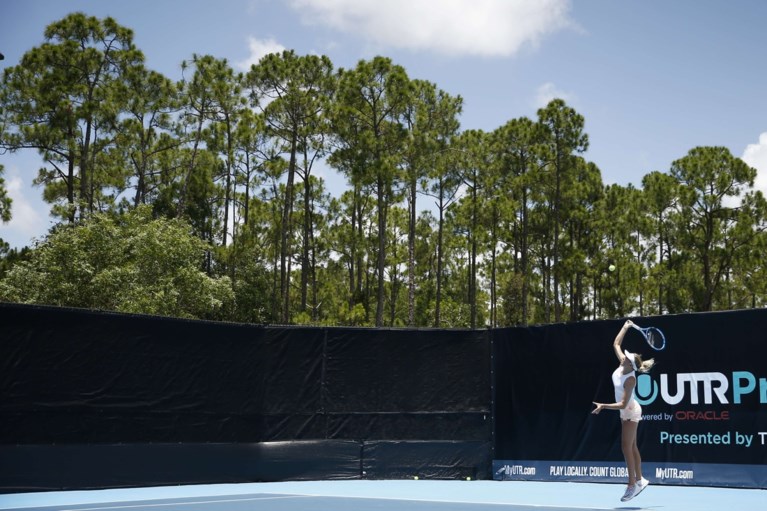Geen fans en zelf ballen rapen, maar Amerikaans supertalent en drie collega’s tennissen de coronacrisis van zich af