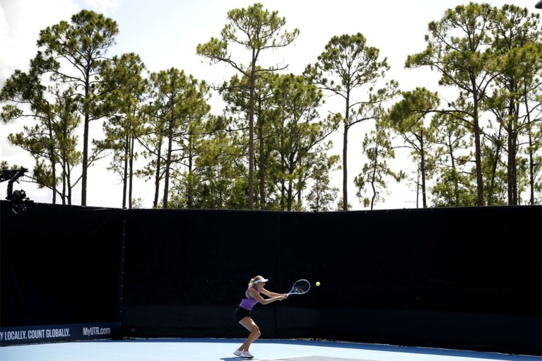 Geen fans en zelf ballen rapen, maar Amerikaans supertalent en drie collega’s tennissen de coronacrisis van zich af
