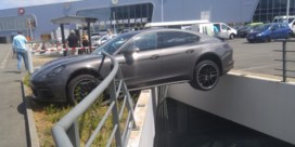 Bestuurder van Porsche maakt pijnlijke vergissing op Gentse parking