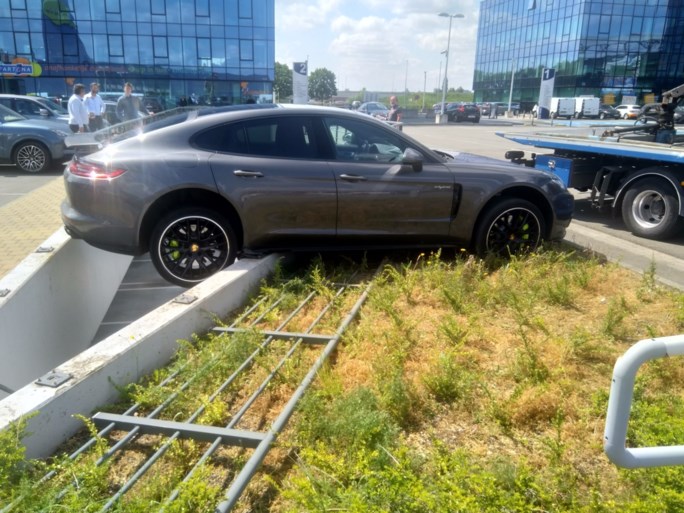 Bestuurder van Porsche maakt pijnlijke vergissing op Gentse parking
