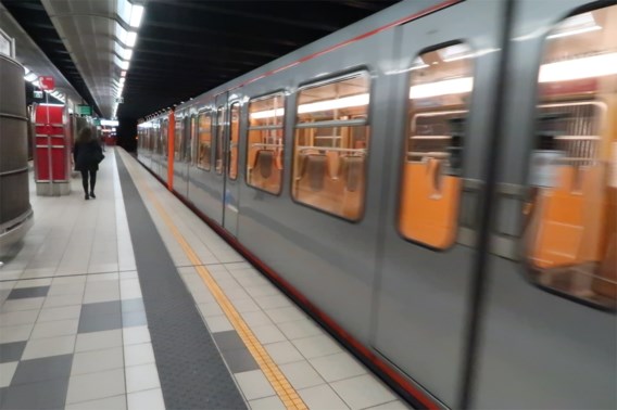 Man met sabel zet Brussels metrostation op stelten