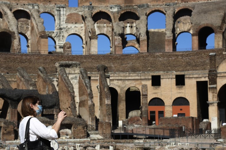 De heropening van Italië is begonnen: in kleine groepjes naar Colosseum