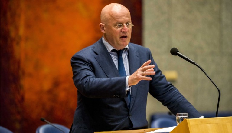 Nederlandse justitieminister brengt Amsterdams burgemeester in nauwe schoentjes