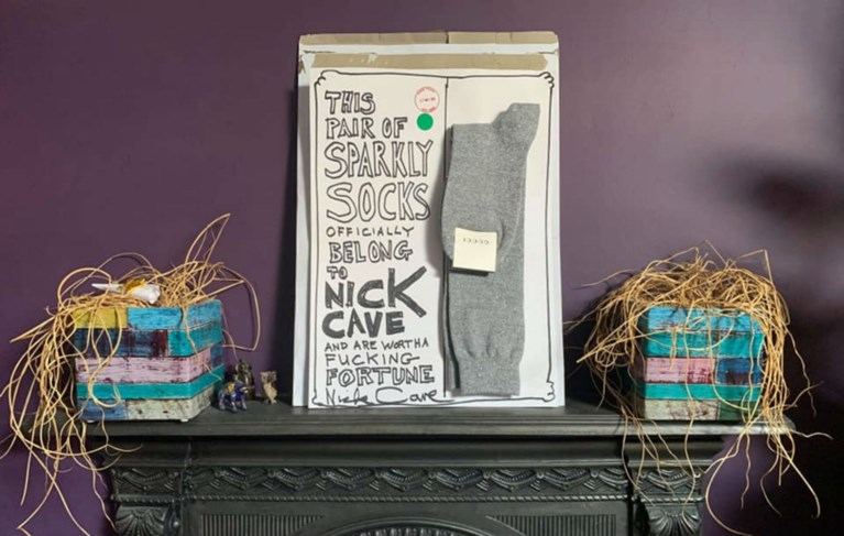 Nick Cave veilt Gucci-kousen voor concertzaal