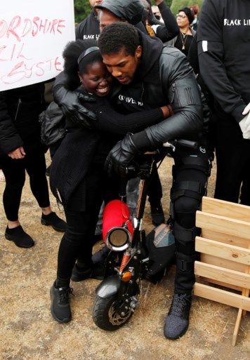 Wereldkampioen boksen Anthony Joshua betoogt mee tegen racisme in zijn thuisstad Watford