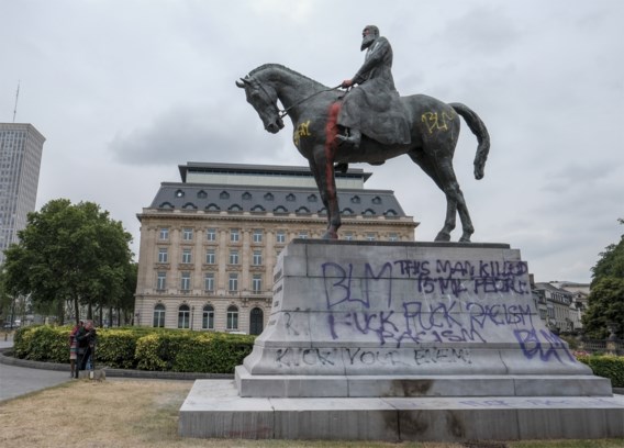 Een beklad standbeeld van Leopold II in Brussel. 
