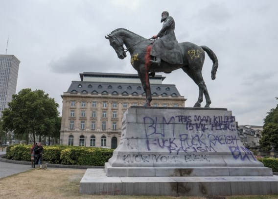 Een beklad standbeeld van Leopold II in Brussel.