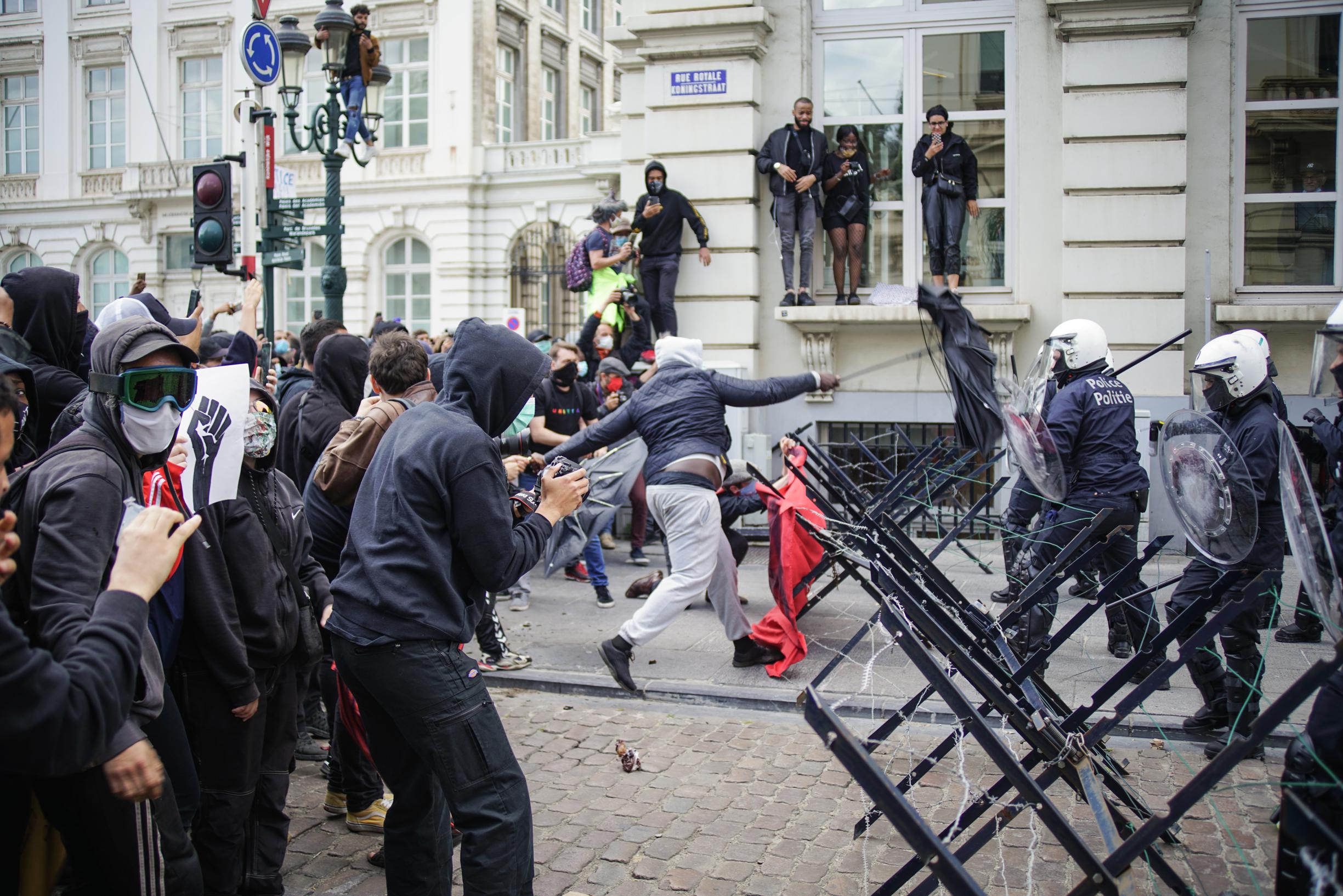 Brusselse Rellen Dragen Handtekening Van Black Bloc De Standaard Mobile