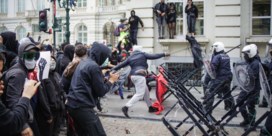 Brusselse rellen dragen handtekening van Black Bloc