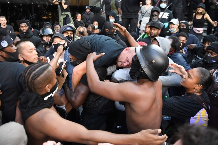 Black Lives Matter-betoger brengt gewonde, extreemrechtse betoger in veiligheid