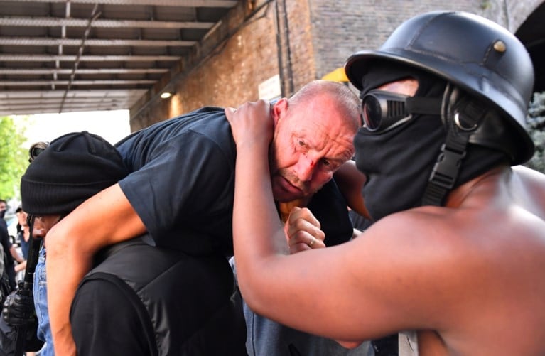Black Lives Matter-betoger brengt gewonde, extreemrechtse betoger in veiligheid