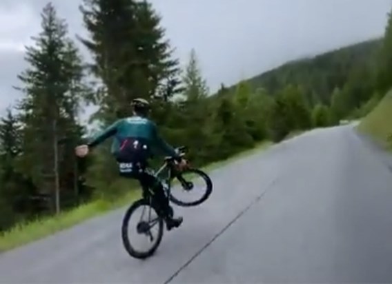 Hij heeft het nog niet verleerd: Sagan pakt nog eens uit met stevige wheelie, alsof het niets is
