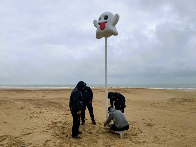 Nieuwe verdwaalpaal op strand Oostende brengt eerbetoon aan zorgsector