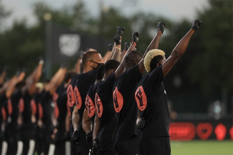 Amerikaanse MLS is weer van start gegaan met minutenlang racismeprotest, vrees voor coronavirus én tiki-taka goaltje