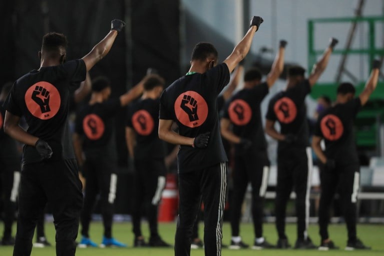 Amerikaanse MLS is weer van start gegaan met minutenlang racismeprotest, vrees voor coronavirus én tiki-taka goaltje