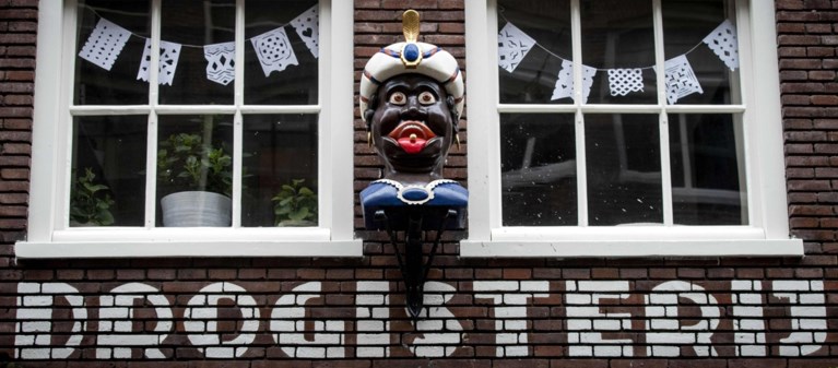 Drogisterij haalt ‘zwarte gaper’ van gevel in Amsterdam