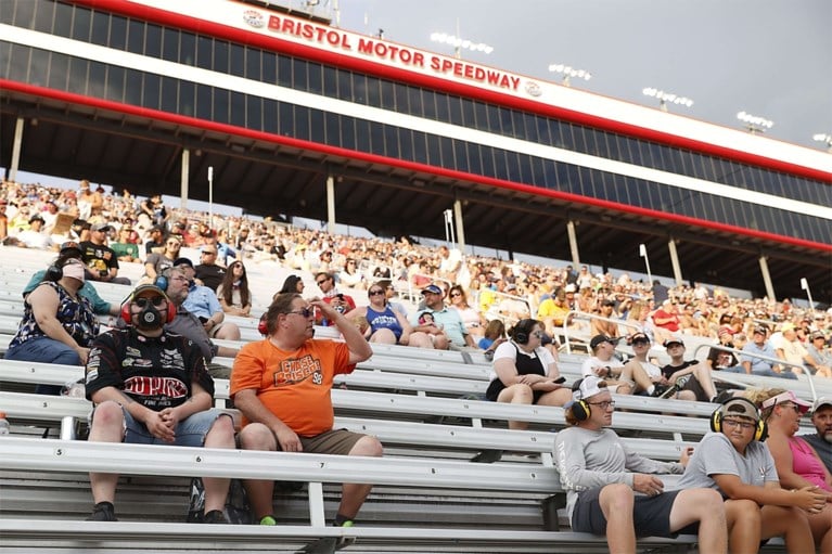 Nascar-fans liggen niet wakker van corona: 20.000 toeschouwers wonen race in Tennessee bij