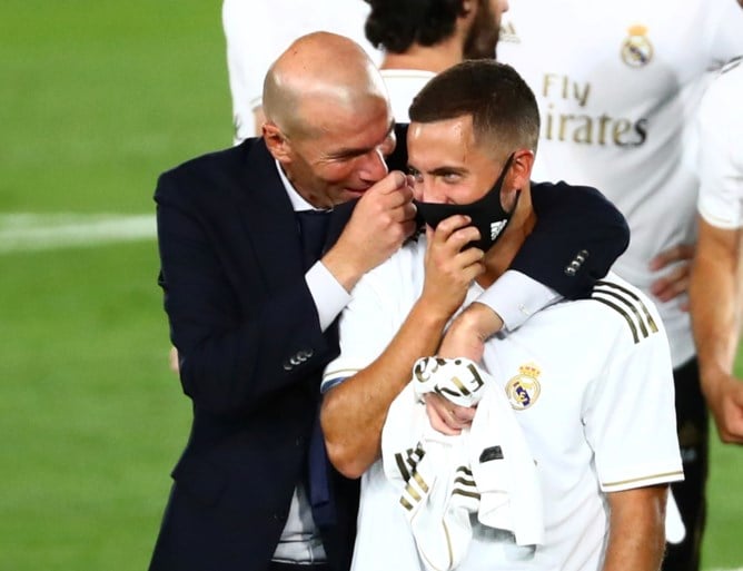 Thibaut Courtois en Eden Hazard kronen zich met Real Madrid tot kampioen van Spanje: doelman blinkt ook uit in titelmatch