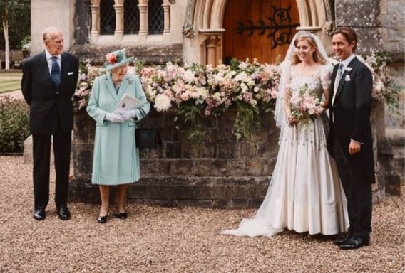 Prinses Beatrice trouwt in jurk en tiara van Queen Elizabeth II