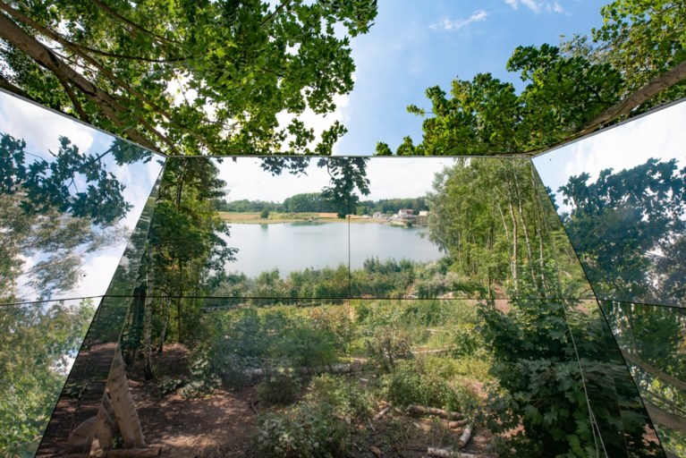 Spiegelpaviljoen toont de natuur op zijn kop