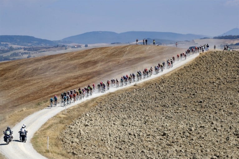 Wat een triomftocht: Wout van Aert wint bloedhete editie van Strade Bianche na machtige demarrage