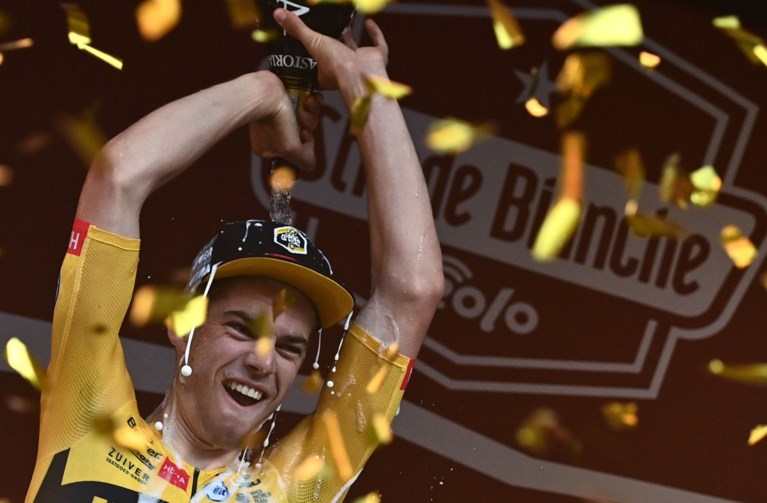 Wat een triomftocht: Wout van Aert wint bloedhete editie van Strade Bianche na machtige demarrage