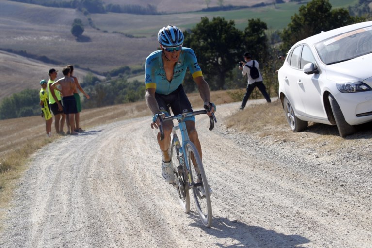 Wat een triomftocht: Wout van Aert wint bloedhete editie van Strade Bianche na machtige demarrage