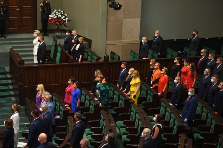 Poolse oppositie kleedt zich als regenboog voor lgbtq-gemeenschap