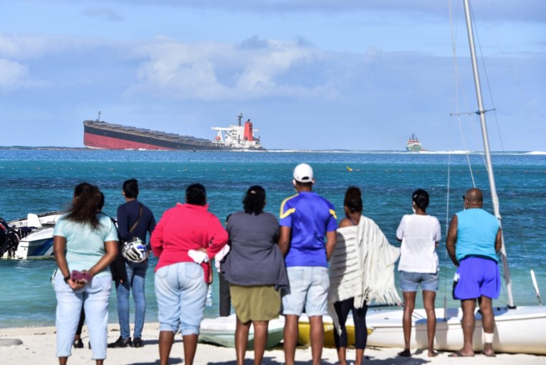 Frankrijk stuurt hulp naar Mauritius voor opruimen olielek