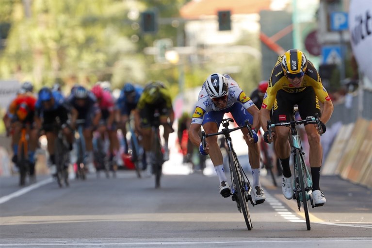 Hij doet het alweer! Wout van Aert klopt Julian Alaphilippe in Milaan-Sanremo en haalt eerste Monument binnen