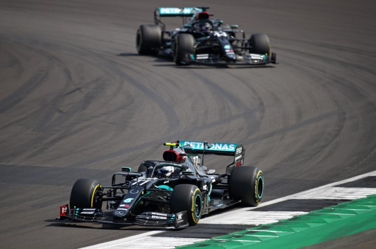 Het wonder is geschied: Max Verstappen verslaat beide Mercedes-bolides in 70th Anniversary GP, Hamilton evenaart record