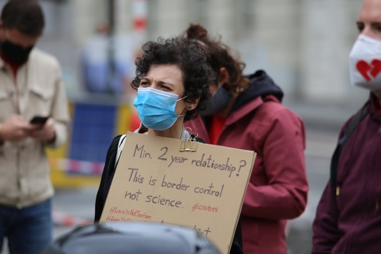Bescheiden protest van internationale koppels in Brussel: ‘Politici horen niet te regeren over onze liefde’