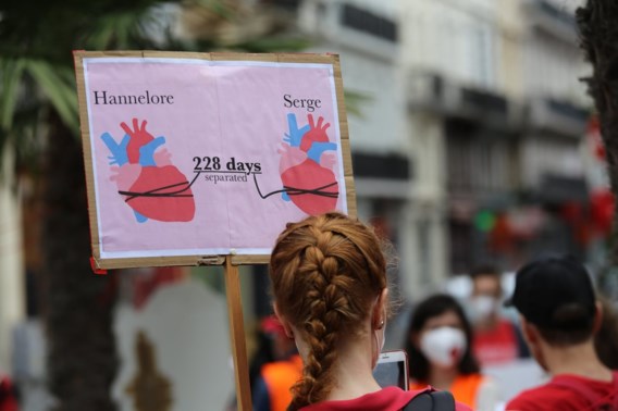 Bescheiden protest van internationale koppels in Brussel: ‘Politici horen niet te regeren over onze liefde’