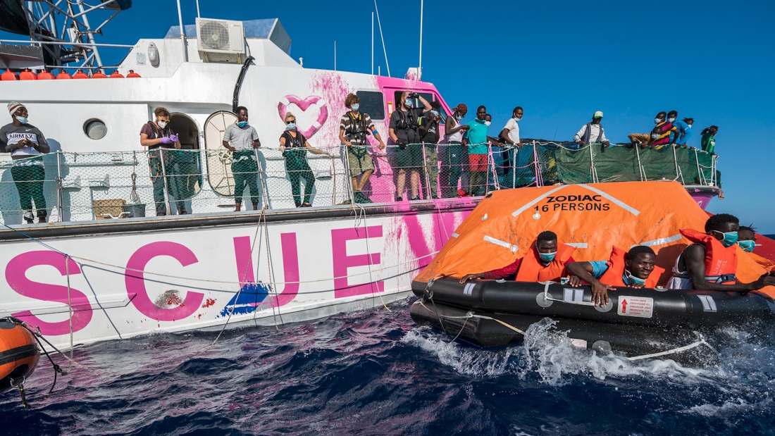 'Reddingsschip Banksy' krijgt hulp van Italiaanse kustwacht - De Standaard