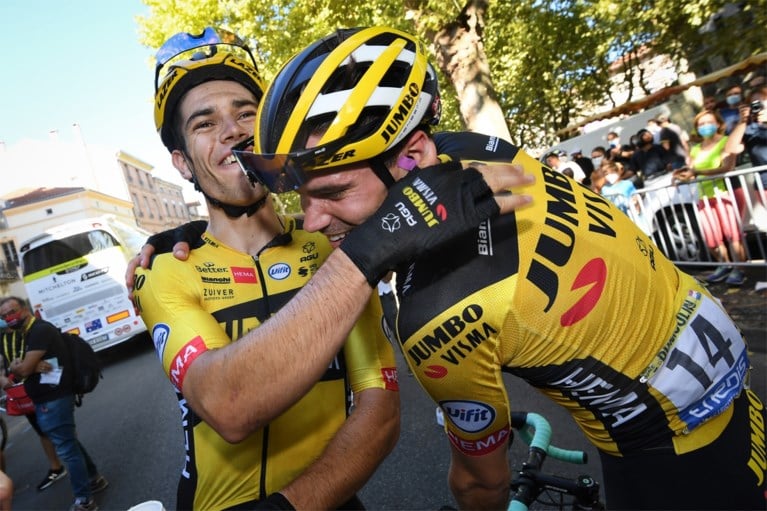 Tom Dumoulin kon zijn ogen alweer niet geloven toen hij Wout van Aert zag winnen: “Het is spelen met de pedalen”