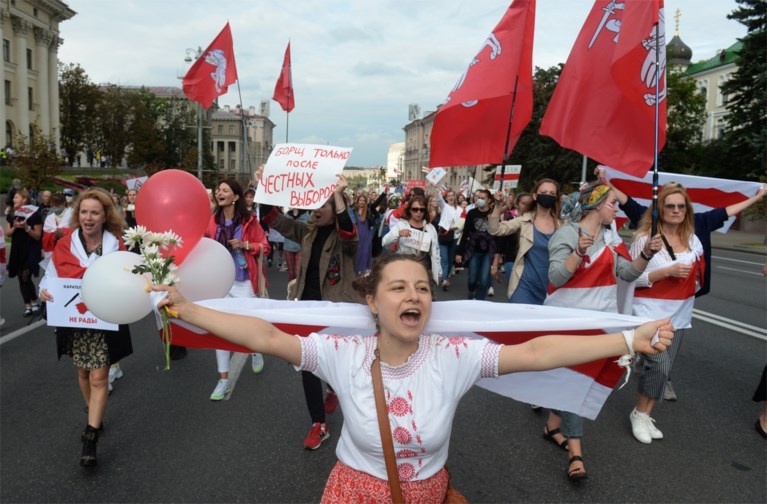 Duizenden Wit-Russische vrouwen de straat op tegen Loekasjenko