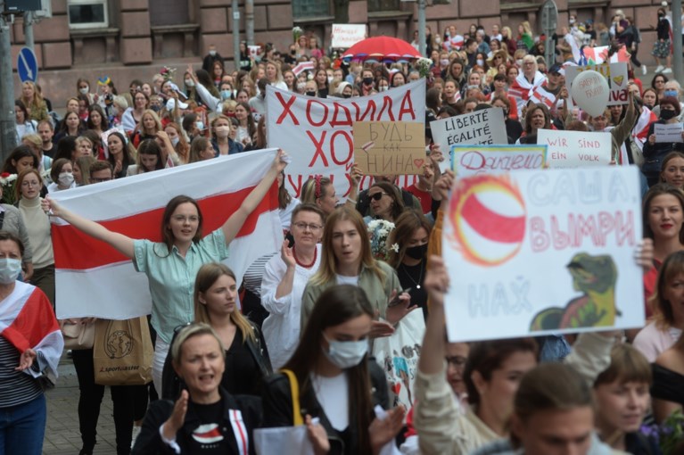 Duizenden Wit-Russische vrouwen de straat op tegen Loekasjenko