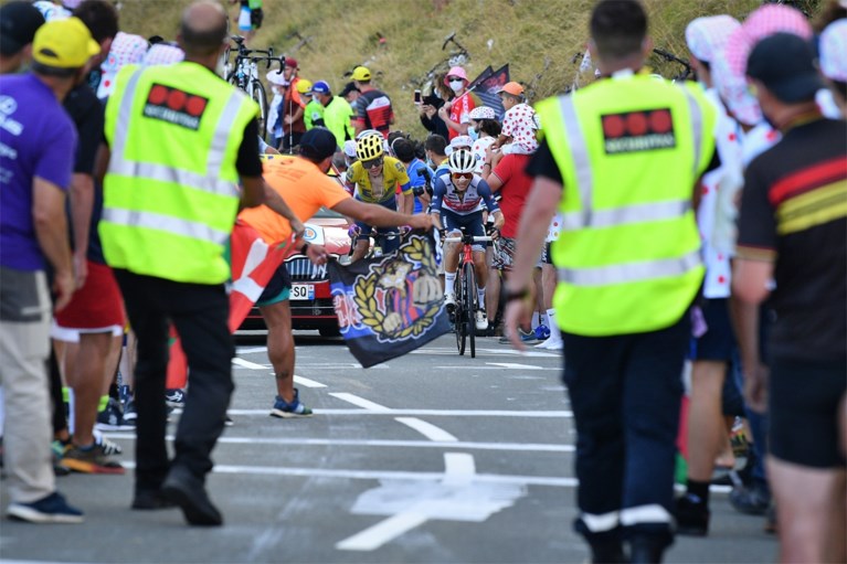 Duizenden Tourfans vergeten coronavirus op Col de Peyresourde