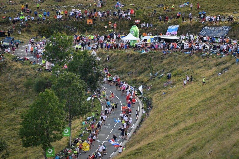 Duizenden Tourfans vergeten coronavirus op Col de Peyresourde