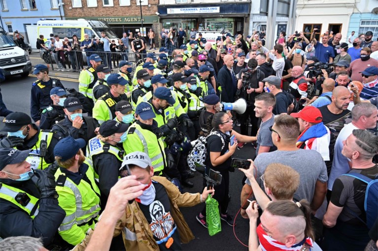 Protest tegen migranten loopt uit de hand in Engelse Dover