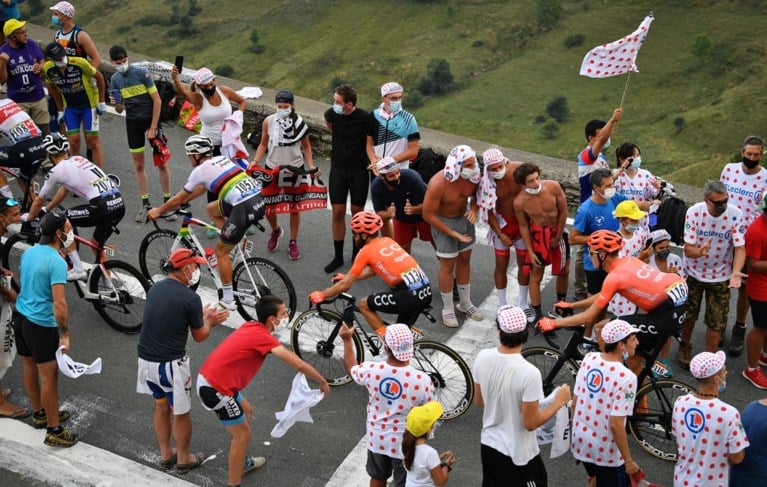 Duizenden Tourfans vergeten coronavirus op Col de Peyresourde