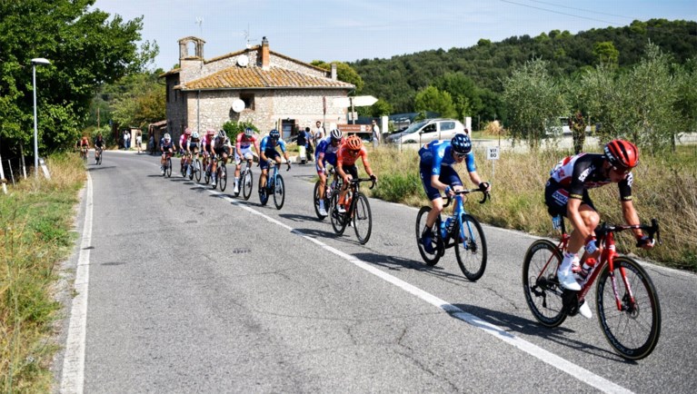 Lucas Hamilton spurt naar de zege in vierde etappe Tirreno - Adriatico, Michael Woods blijft leider